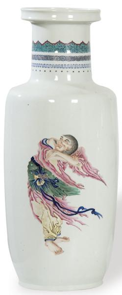 Lote 1367: Jarrón de porcelana china con esmaltes polícromos con marca apócrifa de Qianlong S. XX.