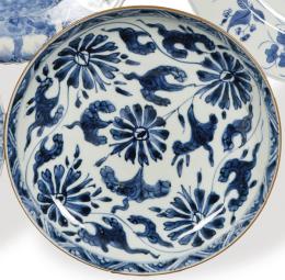 Lote 1375: Plato hondo de porcelana de Compañía de India azul y blanco, Dinastía Qing S. XVIII.