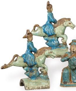 Lote 1379: Pareja de tejas de cerámica vidriada en tonos azules, China, Dinastía Ming (1368 y 1644).