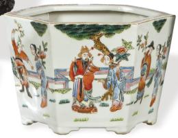 Lote 1390: Macetero poligonal de porcelana china con esmaltes polícromos pp. S. XX
