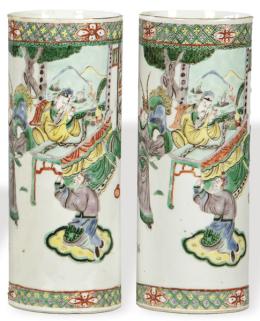 Lote 1391
Pareja de portapinceles en porcelana china con esmaltes de la Famlia Verde, Dinastía Qing S. XIX.