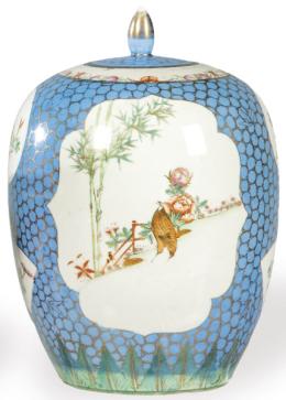 Lote 1394: Jarrón con tapa de porcelana china con fondo esmaltado en azul turquesa S. XX.