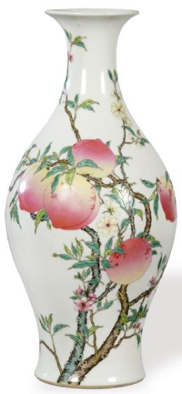 Lote 1401
Jarrón "Ocho Melocotones" de porcelana china, Familia Rosa, con marca apócrifa de Yongzheng (1727-35), época República (1912-1949).