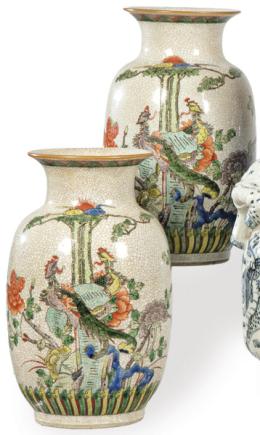Lote 1402: Pareja de jarrones chinos con esmaltes polícromos S. XX.