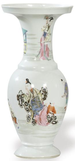 Lote 1406
Jarrón tipo Zun de porcelana china con esmlates de la Familia Rosa, Dinastía Qing S. XIX.