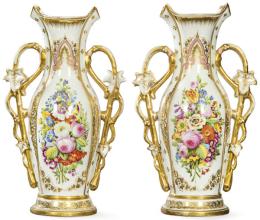Lote 1424: Pareja de jarrones en porcelana de Viejo París, con decoración de flores  y motivos dorados.
Francia, h. 1850