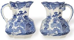 Lote 1435: Pareja de jarras octogonales con mangos de hidra, en cerámica estampada en azul y blanco. Sello al dorso Mason Ironstone China. 
Inglaterra, h. 1920
