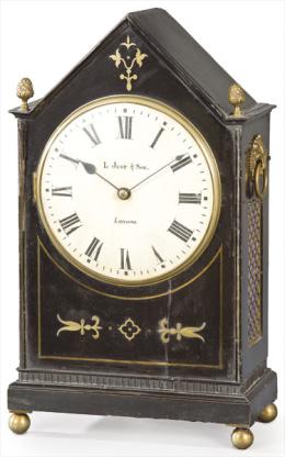 Lote 1439: Reloj bracket en madera ebonizada con decoración embutida y aplicaciones de bronce. Esfera firmada L. Just & Son London. 
Inglaterra, S. XIX