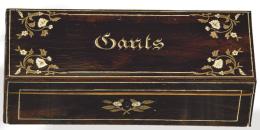 Lote 1442
Caja para guantes Napoleon III en madera de palosanto con marquetería de hueso y cobre, Francia h. 1850.