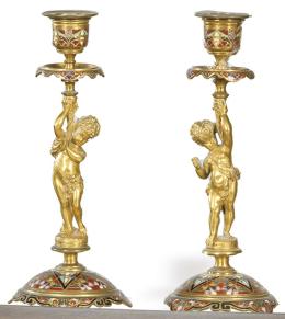 Lote 1444: Pareja de candeleros de bronce con esmalte champlevé, Francia S. XIX.