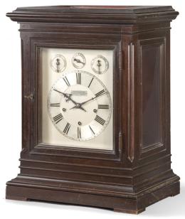 Lote 1447
Reloj de sobremesa en madera de caoba con maquinaria con alarma, sonería de medias y horas. Italia, S. XIX