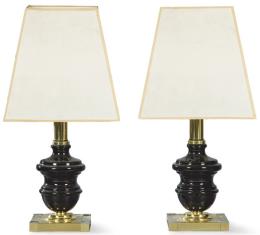 Lote 1455: Pareja de lámparas de mesa de metal dorado y esmaltado en negro h. 1970.