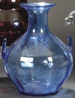 Lote 1466: Jarrón abocinado de cristal soplado azul posiblemente de Gordiola, Mallorca.