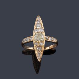 Lote 2003: Anillo lanzadera con diamantes talla antigua y rosa en montura de oro amarillo de 18K. S. XIX.