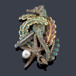 Lote 2010: Broche con caballito y estrella de mar con esmalte policromado con dos bandas de perlitas aljófar y perla cultivada.