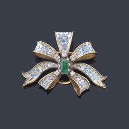 Lote 2011: Broche con diseño de lazada esmaltada con una esmeralda central y orla de diamantes. S. XIX.