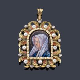 Lote 2012: Medalla devocional con La Imagen de La Virgen y en el reverso con motivos florales ambos esmaltados.