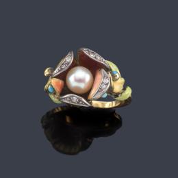 Lote 2014: Anillo floral con perla central de aprox. 8,50 mm y detalles de diamantes.