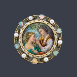 Lote 2015: Broche circular con motivo central con escena galante en esmalte policromado, con orla de perlitas y ópalos talla corazón (Falta uno).