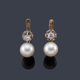 Lote 2023: Pendientes 'tu y yo' con pareja de perlas de aprox. 7,50 mm y brillantes de aprox. 0,26 ct en total.