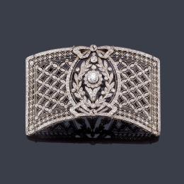 Lote 2027: Exquisito broche época 'Belle Époque' con diamantes talla antigua, 8/8 y rosa de aprox. 6,40 ct en total y en montura de platino. Circa 1910.