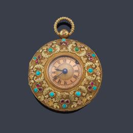 Lote 2013: Reloj de bolsillo con caja en decoración vegetal enriquecido con turquesas y rubíes en montura de oro amarillo de 18K. S. XIX.