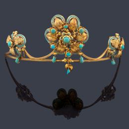 Lote 2015: Tiara con tres motivos florales con turquesas y esmalte azul en montura de metal dorado. S. XIX.