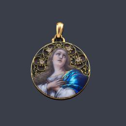 Lote 2017: Medalla devocional con La Imagen de La Virgen de los Desamparados realizada en esmalte policromado sobre fondo floral realizado en esmalte tipo vidriera. Circa 1925.