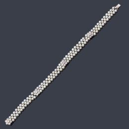 Lote 2021: Pulsera con tres bandas de perlitas y cuatro motivos florales con diamantes talla antigua de aprox. 0,90 ct en total. Ppios S. XX.