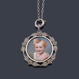 Lote 2026: Colgante con pareja de miniaturas con sendos retratos infantiles pintados a mano, enmarcado con motivo vegetal y enriquecido con diamantes talla rosa. Circa 1910.