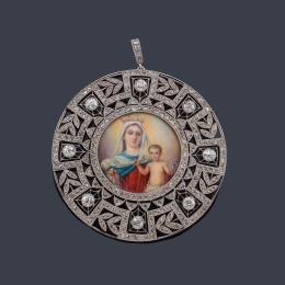 Lote 2031: Medalla devocional época 'Belle époque' con La Imagen del Virgen del Carmen con el niño Jesús en brazos, pintado a mano. Circa 1910.