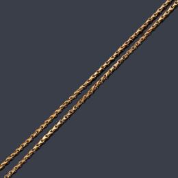 Lote 2034: Cadena larga con eslabones en forma de espiga realizado en oro amarillo de 18K. Ppios S. XX.