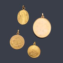 Lote 2038: Lote con cuatro piezas, placa ovalada, Medalla de San Jorge, medalla devocional con La Imagen de La Virgen de los Desamparados y colgante con libra inglesa.