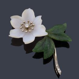 Lote 2041: Broche en forma de flor con ágata y jade nefrita tallados, con centro de brillantes.