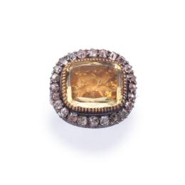Lote 2046: Sortija sig. XIX con citrino tallado y orla de diamantes talla antigua en oro y plata