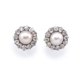 Lote 2049: Pendientes con pareja de perlas de aprox. 9,37 y 9,07 mm con orla de diamantes talla antigua. Ppios S. XX.