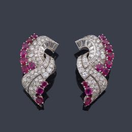 Lote 2059: Pendientes cortos 'Art Decó' Franceses con rubíes talla redonda de aprox. 2,20 ct y diamantes talla antigua, brillante y baguette de aprox. 4,32 ct en total. C. 1930.