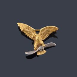Lote 2065: Broche en forma de águila en oro amarillo de 18K y un brillantito.