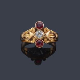 Lote 2067
Anillo con dos rubíes talla redonda y diamante talla antigua en montura de oro amarillo de 18K.