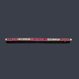 Lote 2081: Broche barrita con rubíes calibrados y diamantes talla rosa en montura de oro amarillo de 18K. Años '30.