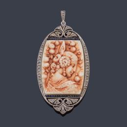 Lote 2092: Medalla época 'art decó' con perfil de Fallera Valenciana en marfil sobre marco decorado con diamantes talla rosa y zafiros calibrados. Años '30.