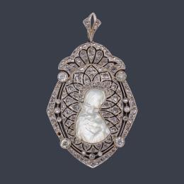 Lote 2097: Medalla devocional con La Imagen de La Virgen con ramo de azucenas en nácar sobre marco calado en platino con diamantes talla antigua y rosa.