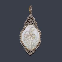 Lote 2098: Medalla devocional con escena de La Virgen María, el Niño Jesús en sus brazos y San Juan realizada en nácar. Ppios S. XX.