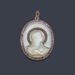 Lote 2099: Medalla devocional con La Imagen de La Virgen realizada en nácar y decorada con diamantes talla rosa. Ppios S. XX.