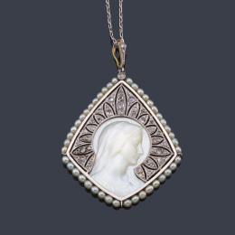 Lote 2103: Medalla devocional con La Imagen de la Virgen realizada en nácar enmarcada con diamantes y orla de perlitas. Ppios S. XX.