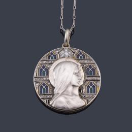 Lote 2104: Medalla devocional con La Imagen de La Virgen enmarcada sobre motivos de vidriera con esmalte azul y verde, realizado en platino. Años '20.