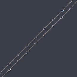 Lote 2110: Cadena larga con zafiros talla oval engastados en bisel con cadena de platino.
