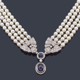 Lote 2126: Collar con cuatro hilos de perlas cultivadas de aprox. 8,52 - 8,29 mm con diamantes talla antigua y brillante de aprox. 10,40 ct en total y dos zafiros talla cabujón de aprox. 20,00 ct y 7,81 ct.