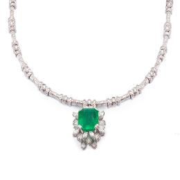 Lote 2133: GAYUBO
Collar con esmeralda Colombiana de aprox. 9,10 ct con diamantes talla brillante, trapecio y marquís de aprox. 5,50 ct en total.