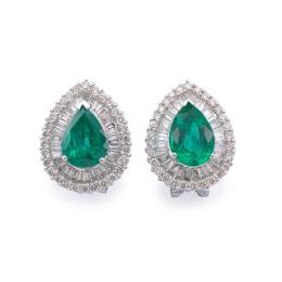 Lote 2136: Pendientes cortos con pareja de esmeraldas talla perilla de aprox. 7,66 ct en total y diamantes talla brillante y trapecio de aprox. 3,70 ct en total.